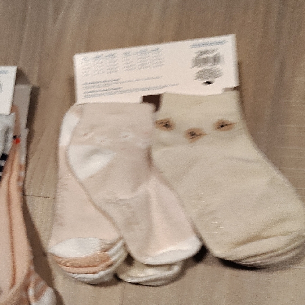 Old Navy girls Sock Bundles 4t-5t - Picture 3 of 3